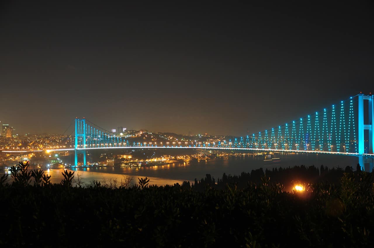 Puente sobre el Bósforo, Estambul. Turquía. 