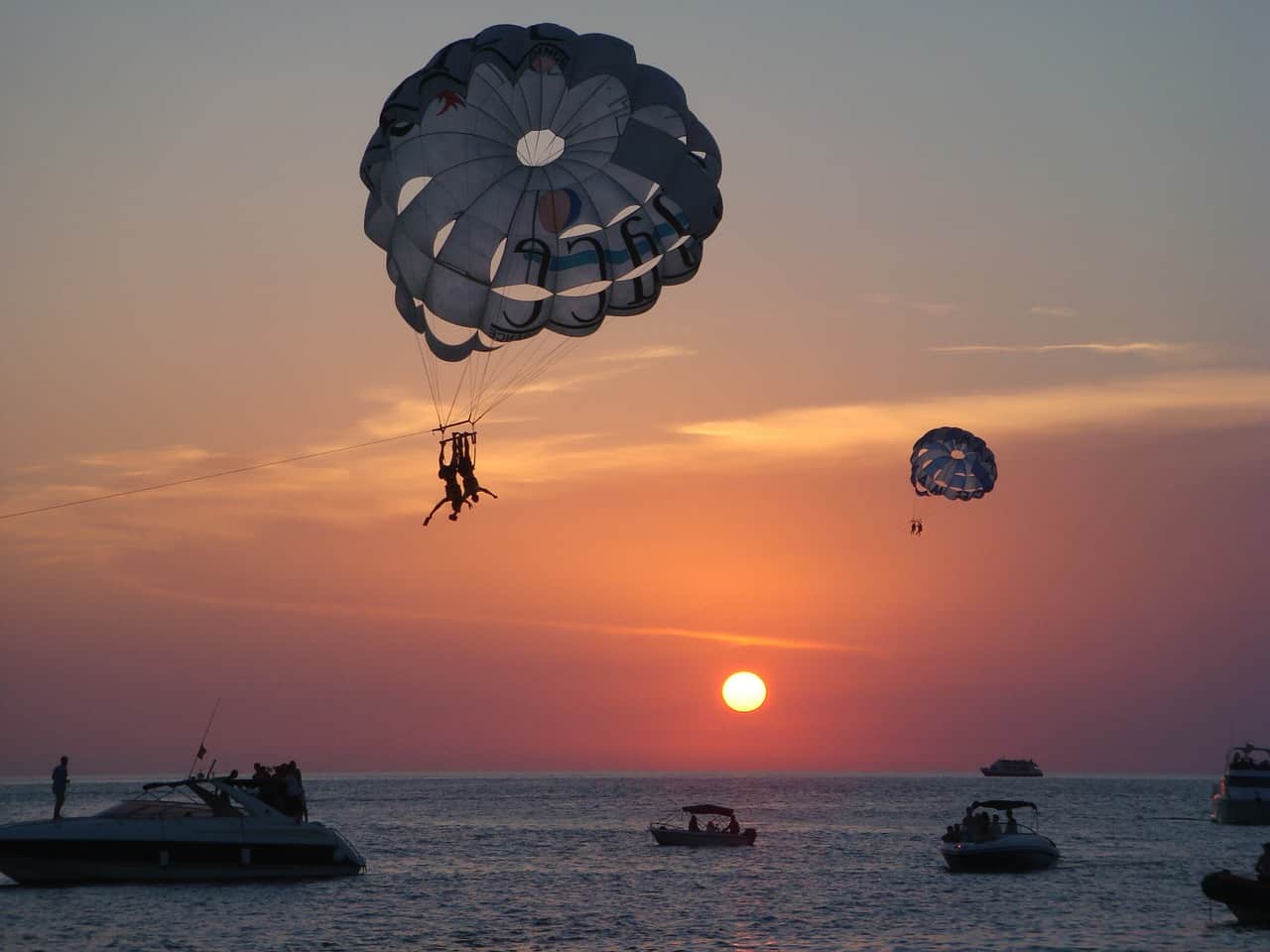 Las calas y playas ofrecen deportes y aventuras acuáticas