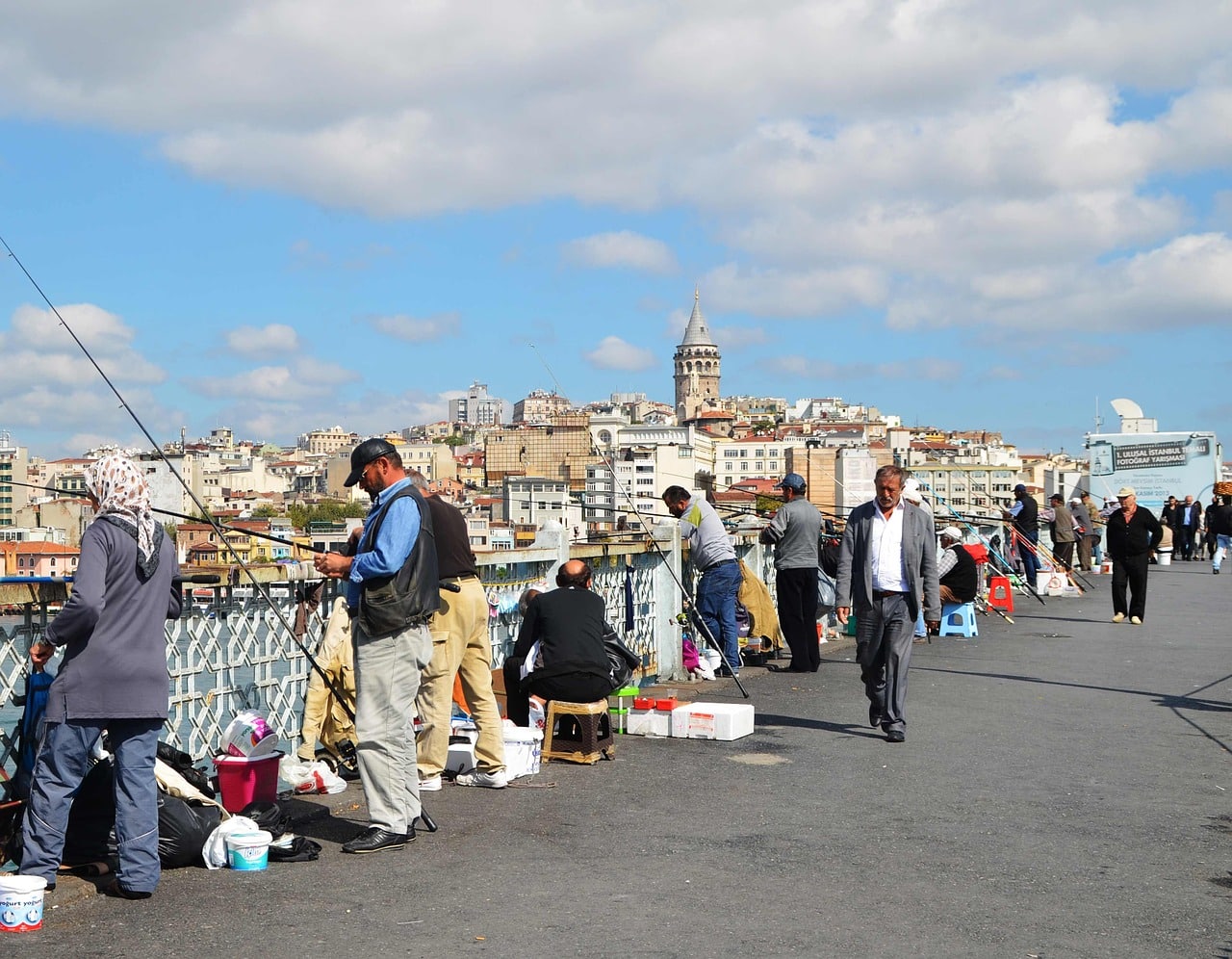 Pescadores a las orillas del Bósforo, Estambul. Turquía.