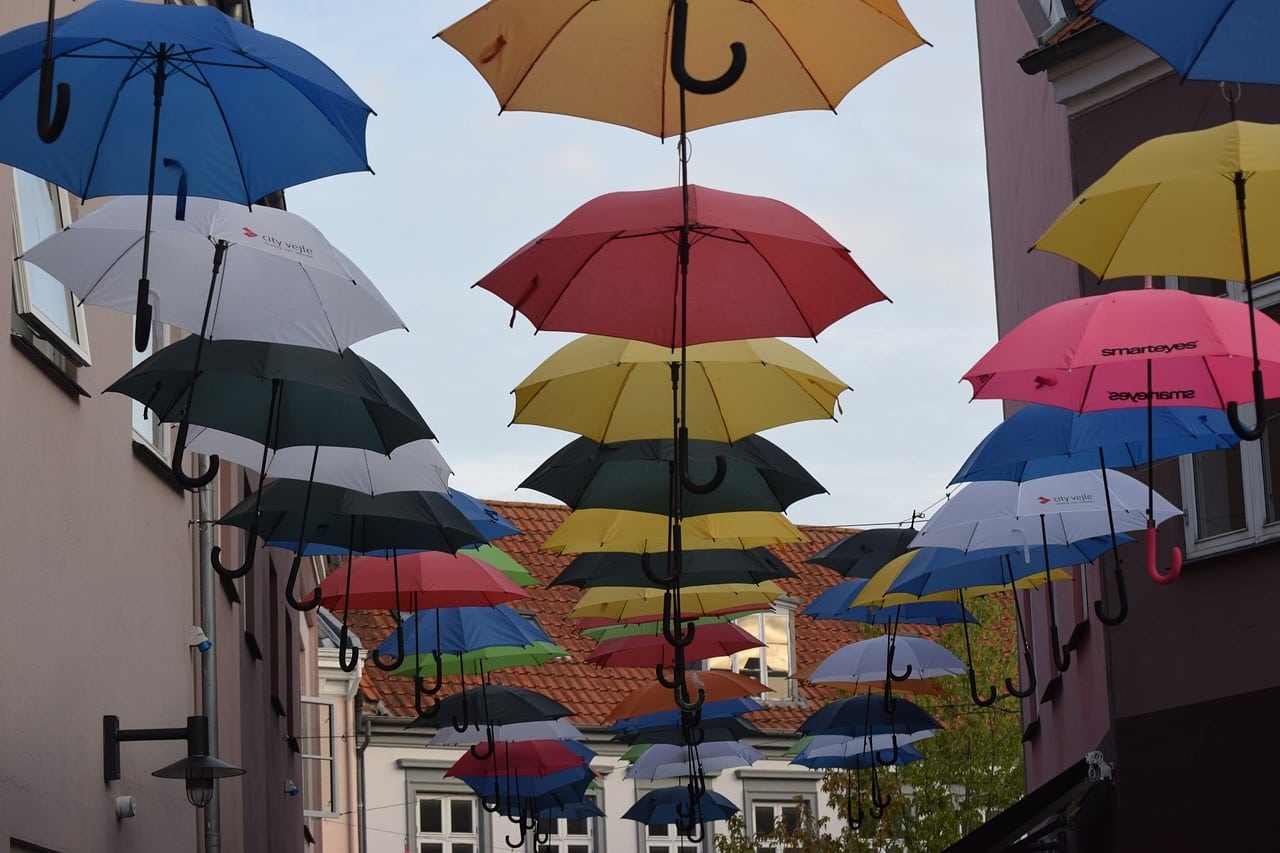 umbrellas-937073_1280