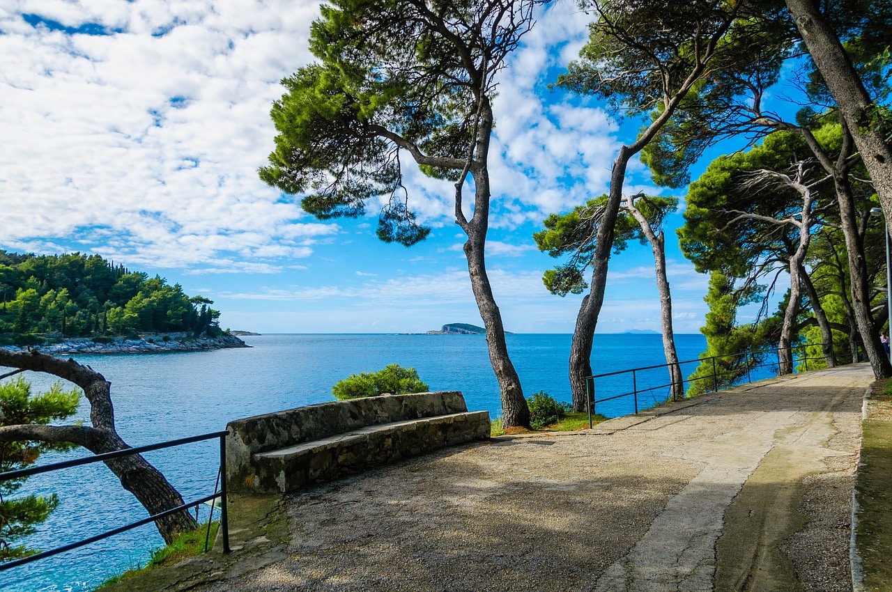 Vista al Mar Adriático desde la ciudad de Cavtat, Croacia. 