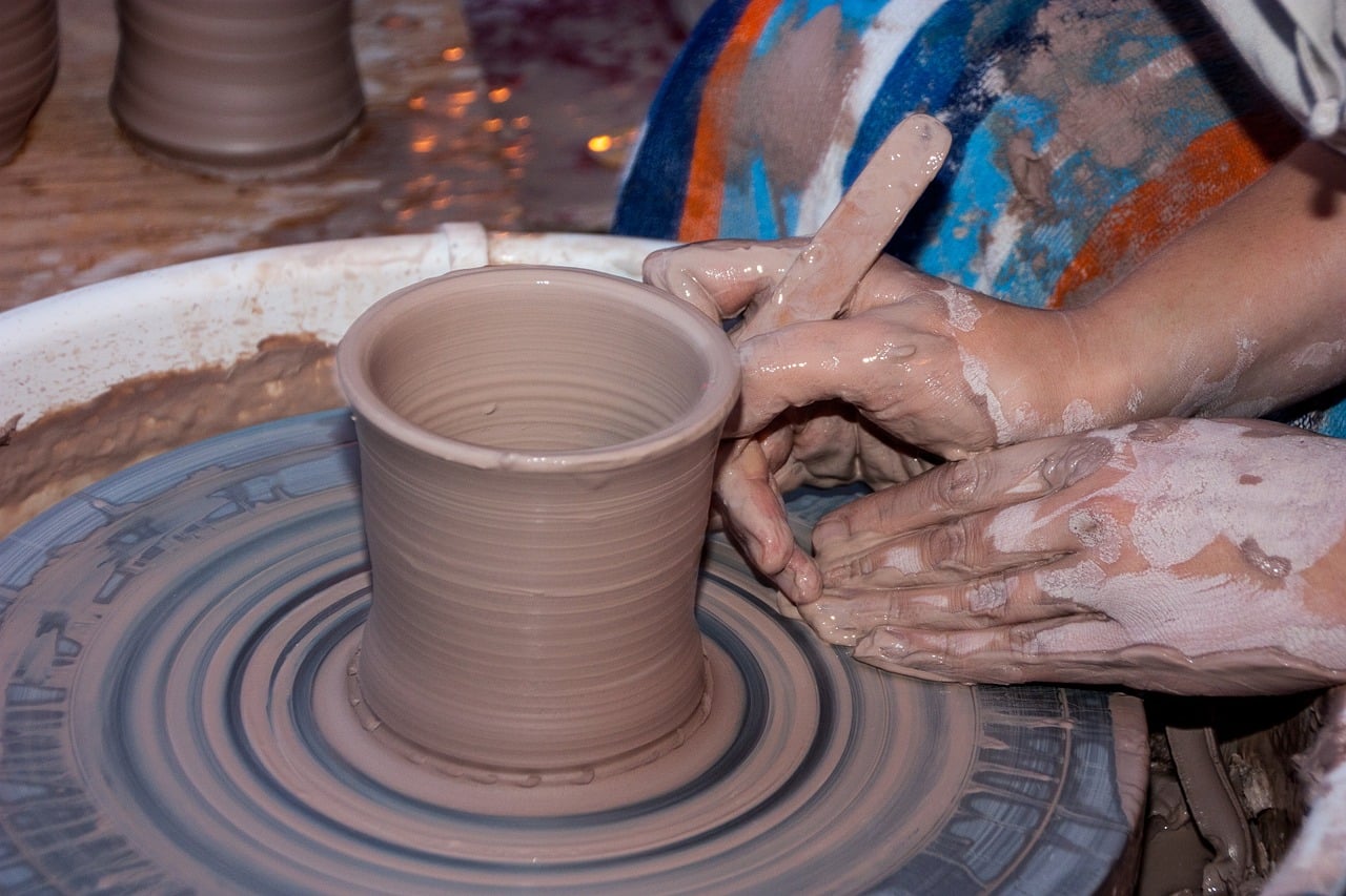 Fabricación de ceramicas en el mercado de La Triana, Sevilla - España.