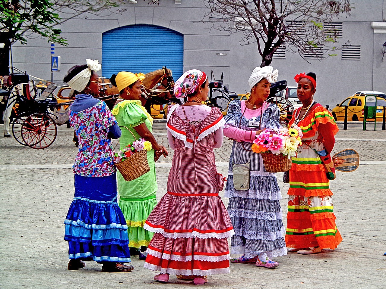 Cultura cubana, vendedoras de flores en la plaza de La Habana, Cuba.