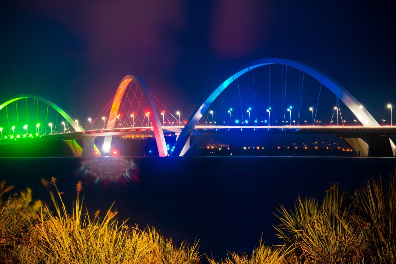 Vista nocturna del puente Jk. Brasilia. 