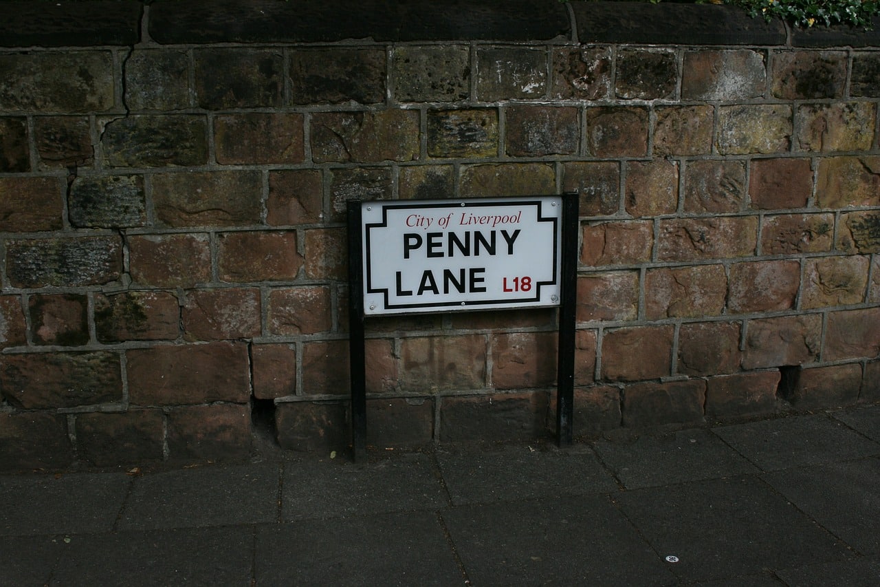 La calle Penny Lane era la que tomaba Paul McCartney y Lennon solían encontrarse en el cruce de Penny Lane para tomar un autobús al centro de la ciudad y es la fuente de inspiración para su canción "Penny Lane" una de las más reconocidas y admiradas de su repertorio musical. 