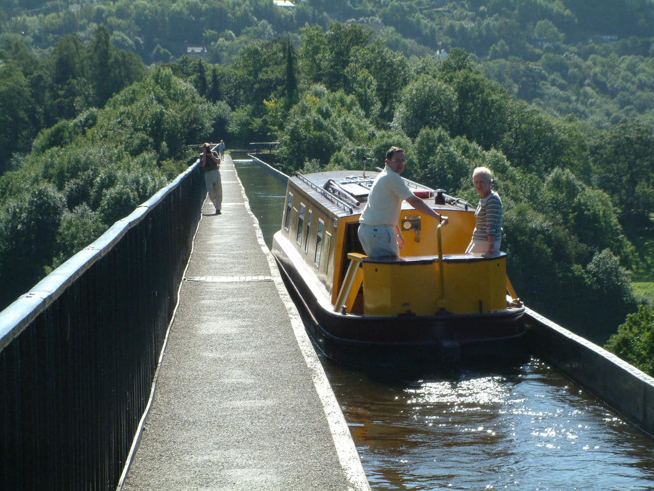 Pareja paseando por el norte de Gales cerca de Wrexham. 