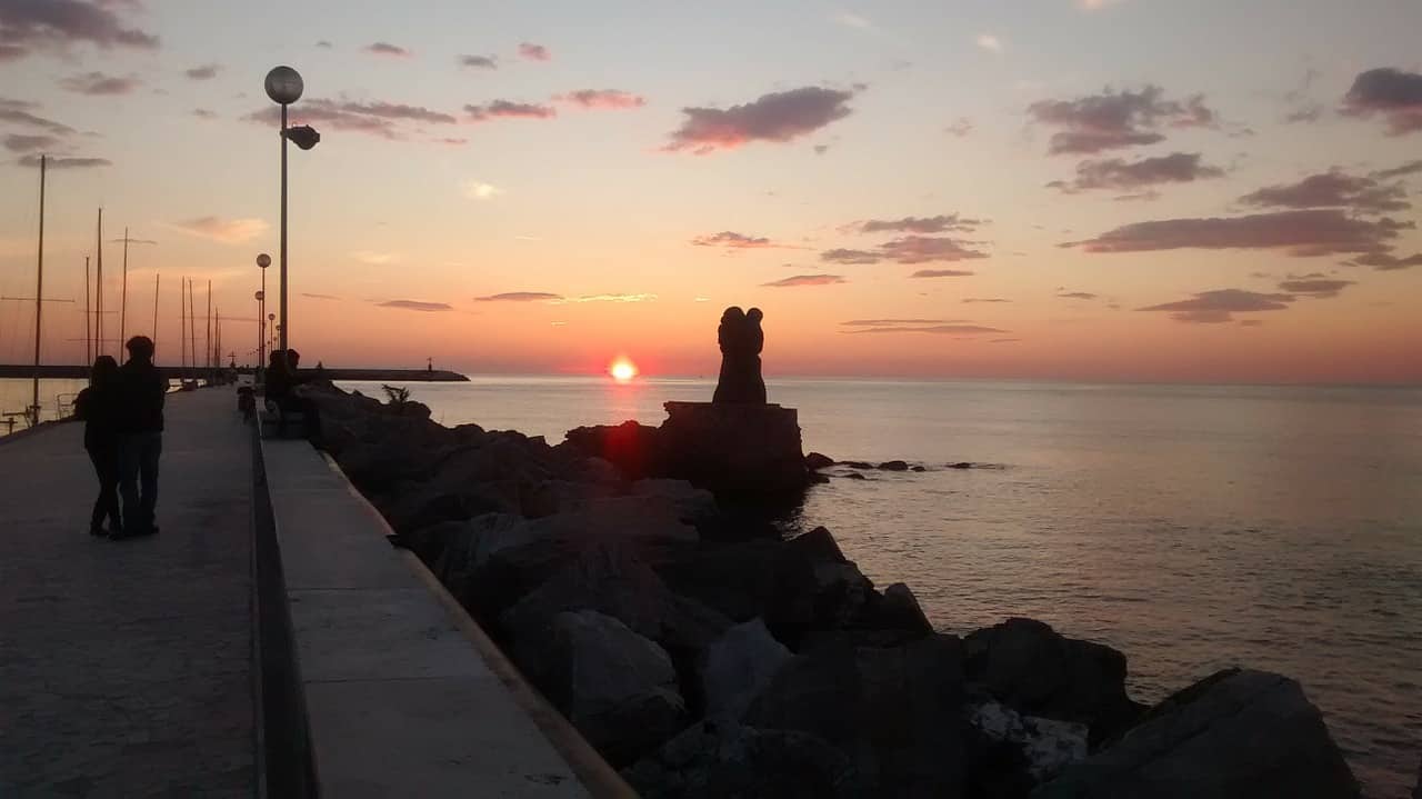 Atardecer desde el muelle de Viareggio, La Toscana. Italia. 