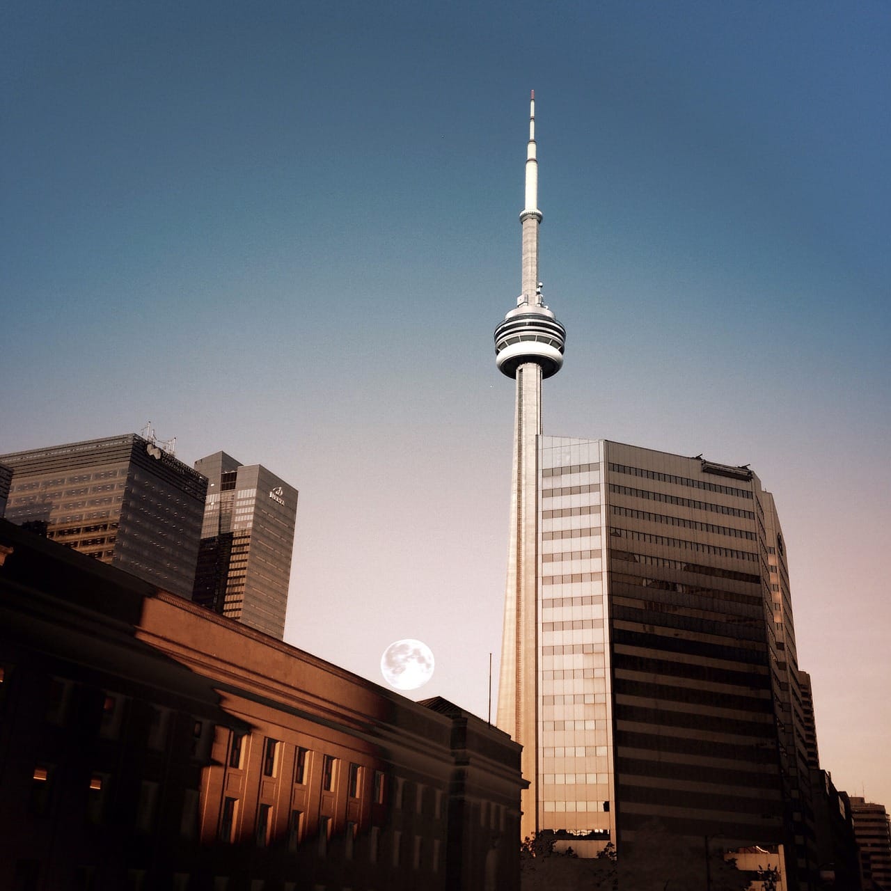 cn-tower-850110_1280