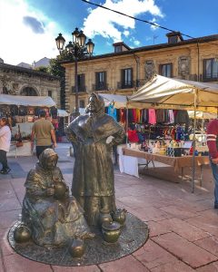 vista de la plaza en día de mercadillo