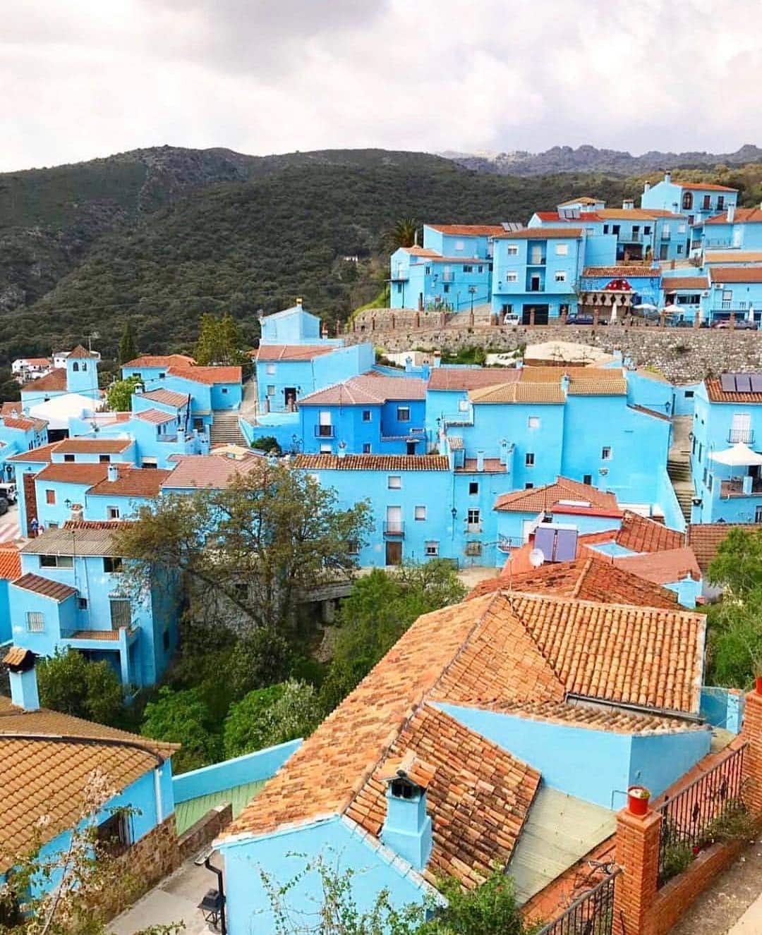 Vista de Júzcar y sus calles azules