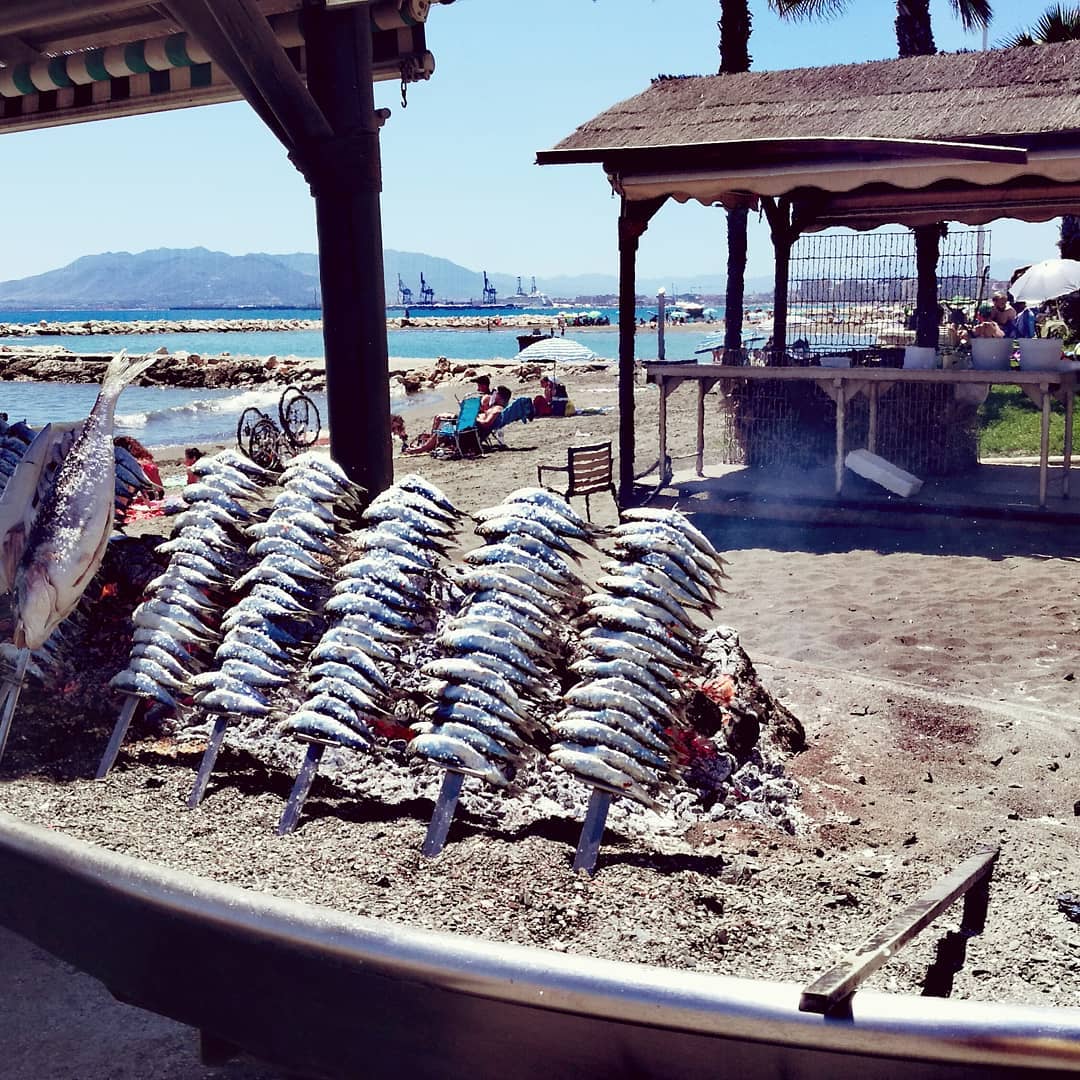 Espetos malagueños preparándose en plena playa de Pedregalejo