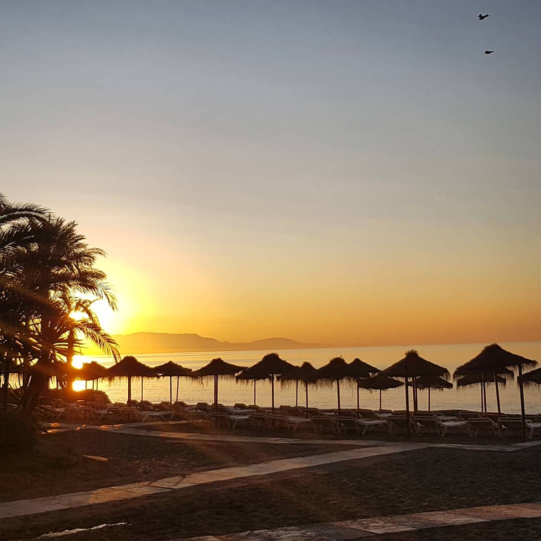 Atardecer en las tumbonas de la playa de Torremolinos