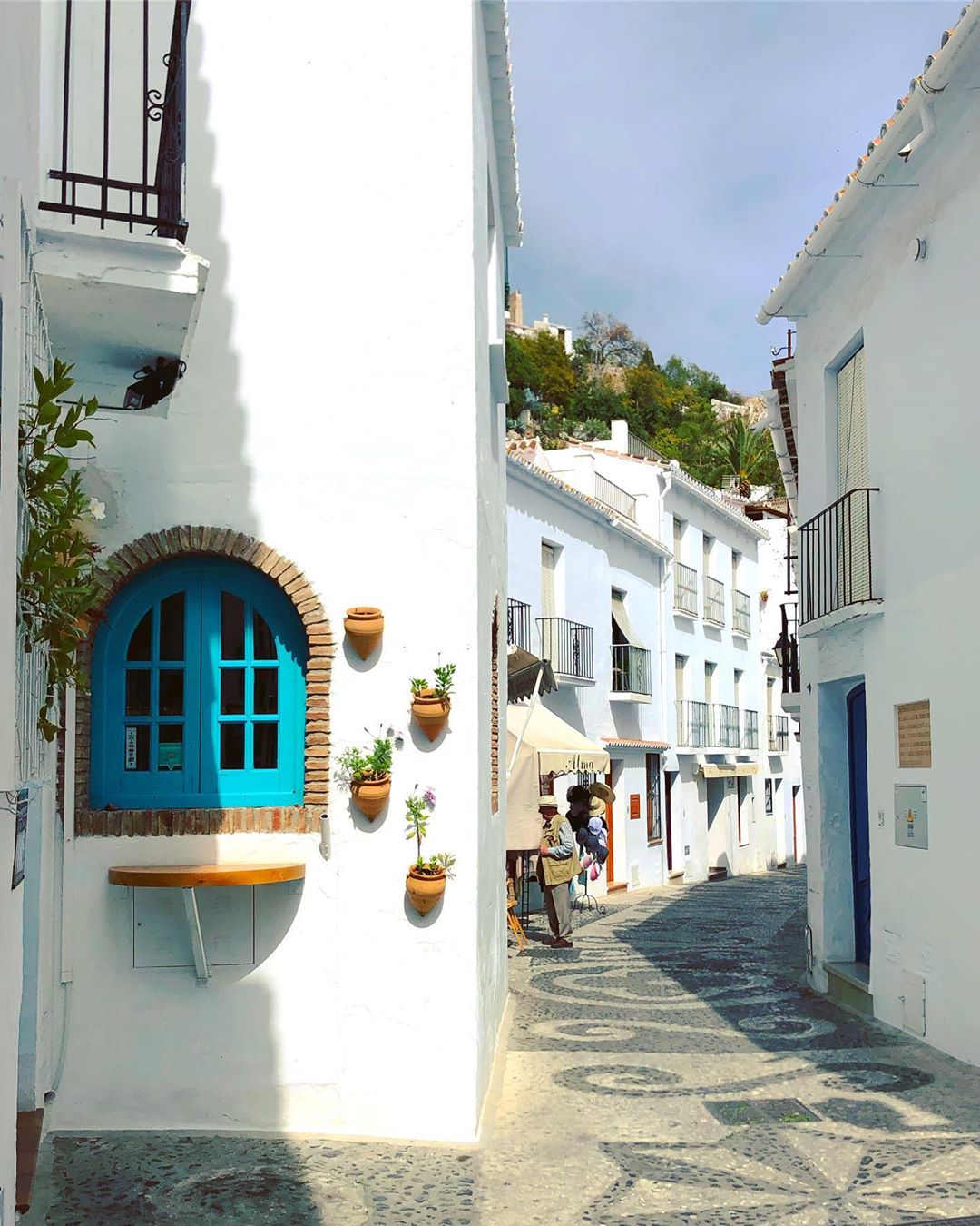 Una de las estrechas calles de Frigiliana