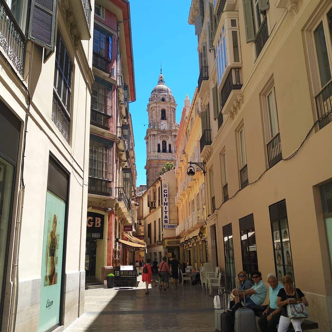 Qué ver en Málaga: El Pasaje de Chinitas, una de las famosas callejuelas malagueñas, con vistas a la Catedral.