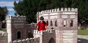 Niño jugando en un castillo