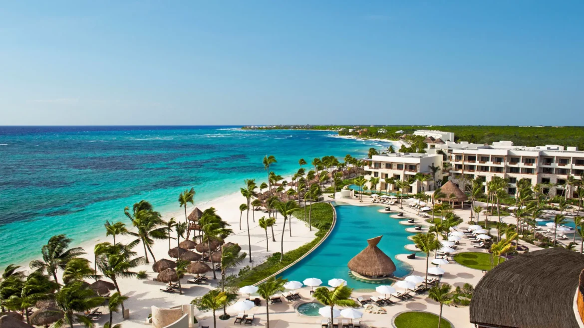 HYCOM-ALG-Secrets-Riv-Maya-SEARM-EXT-Panoramic-Pool-Beach-2A.16×9